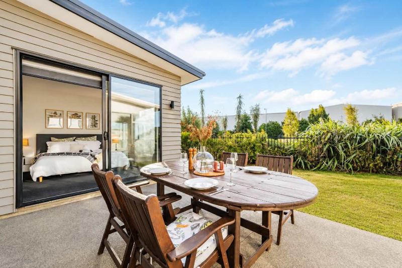 Zenith Escapes Your Quintessential 4BR Haven - image 4