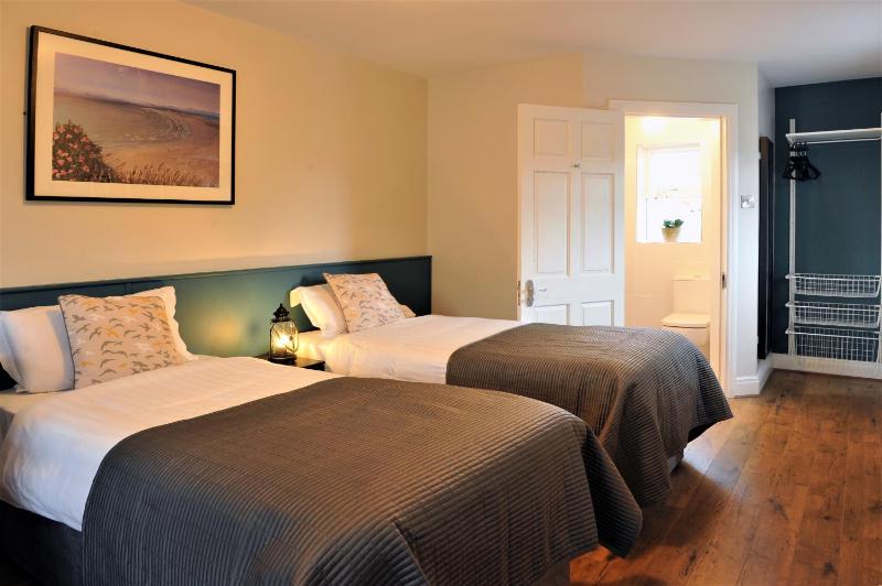 Large Single Room image 4