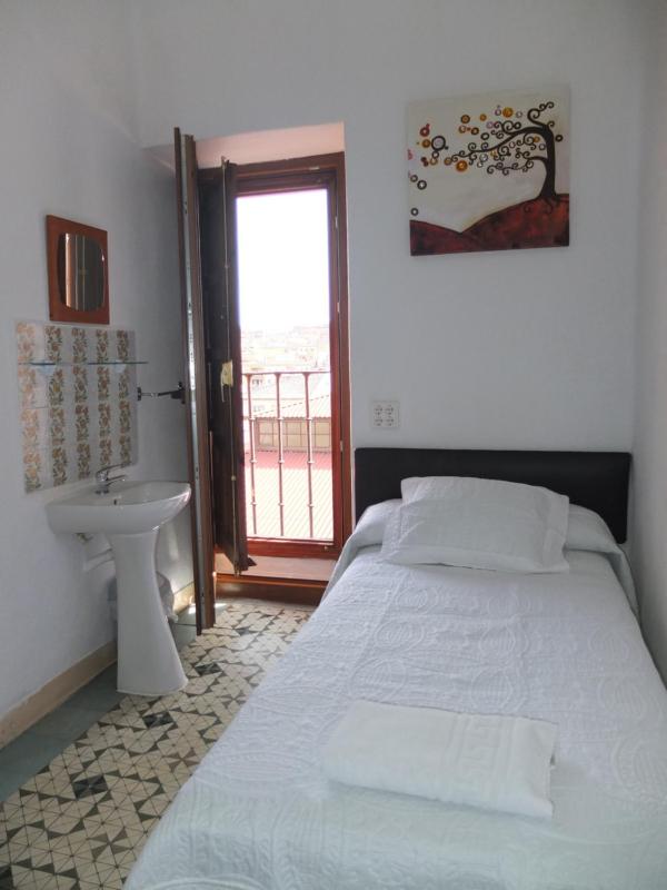 Twin Room with Shared Bathroom image 2