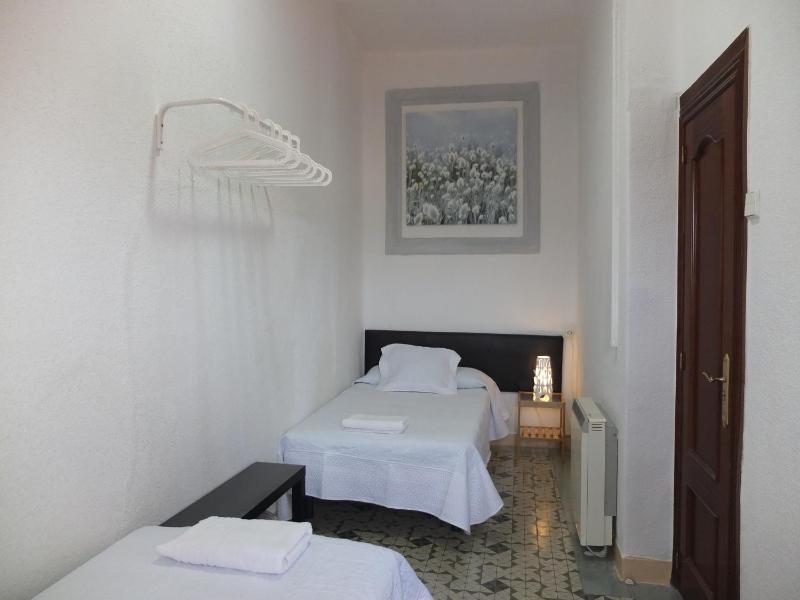 Twin Room with Shared Bathroom image 3