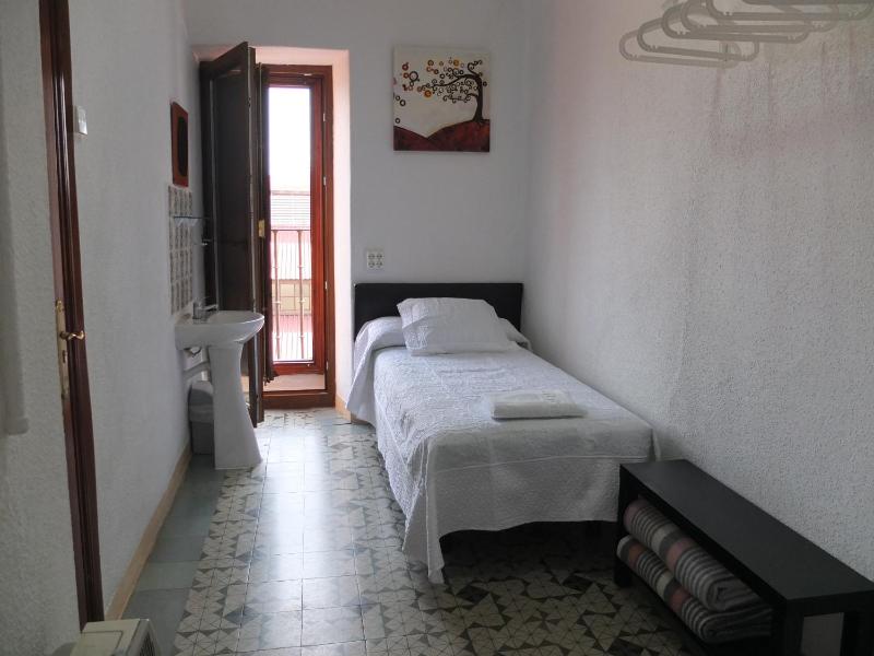 Twin Room with Shared Bathroom image 4