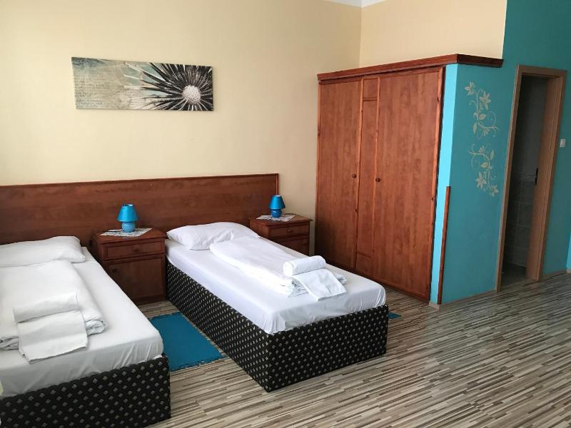 Standard Twin Room image 3