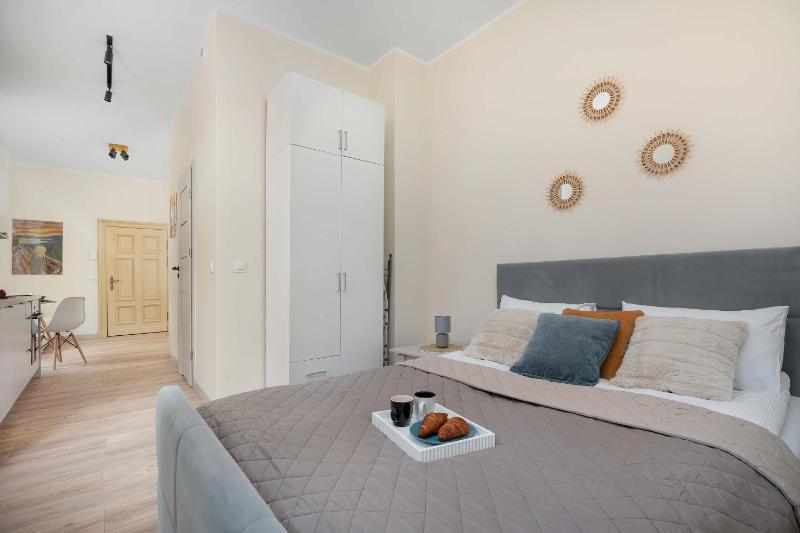 Przytulne Studio w Kamienicy Blisko Rynku by Noclegi Renters - image 17