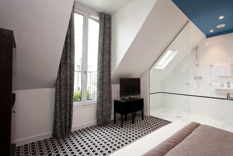 Double Room with Balcony image 3
