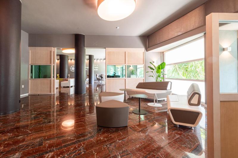 International Beach Hotel - image 9