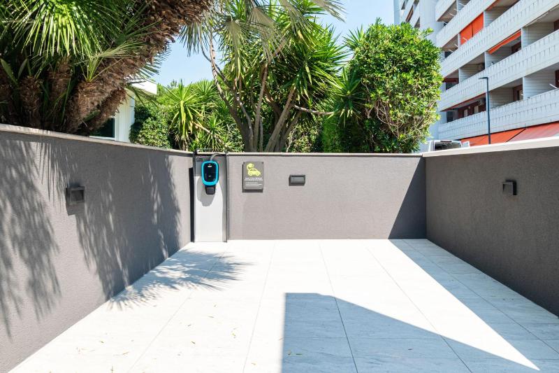 International Beach Hotel - image 21