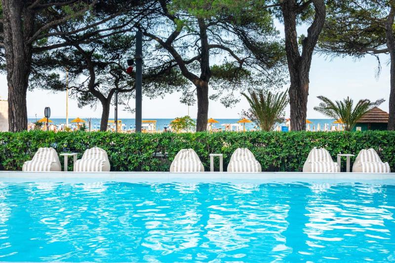 International Beach Hotel - image 45