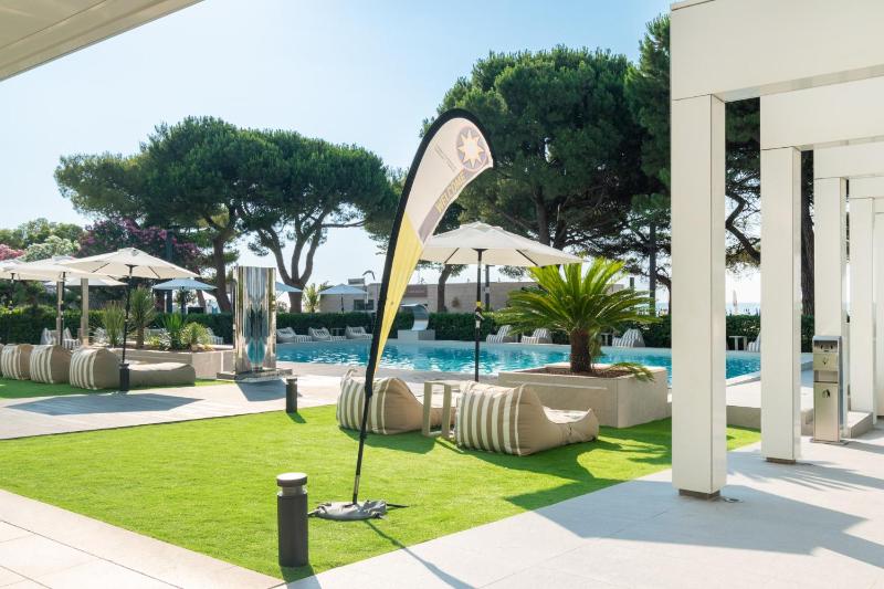 International Beach Hotel - image 27