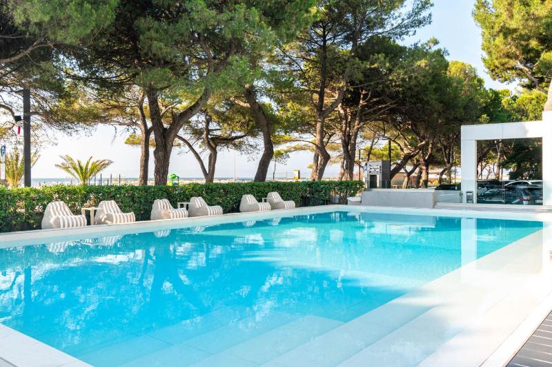 International Beach Hotel - image 25