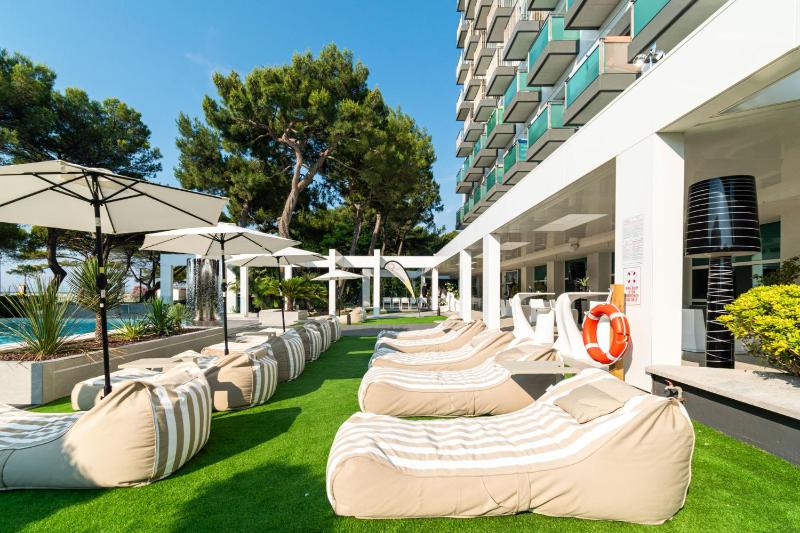 International Beach Hotel - image 36