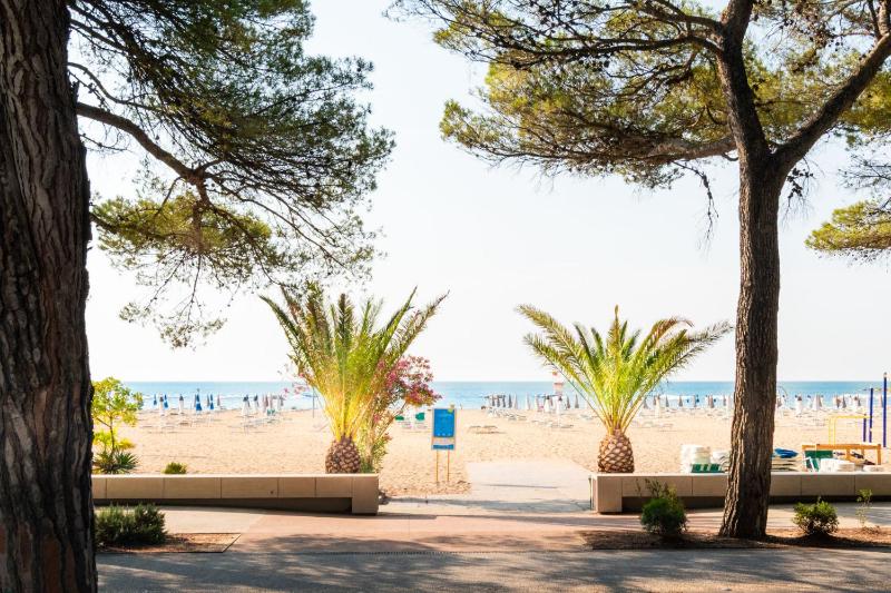 International Beach Hotel - image 38
