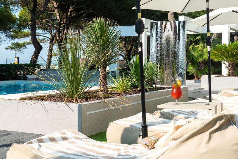 International Beach Hotel - image 6