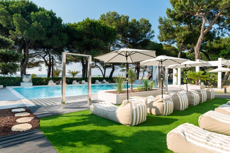 International Beach Hotel - image 29