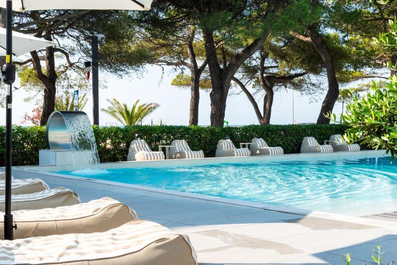 International Beach Hotel - image 33