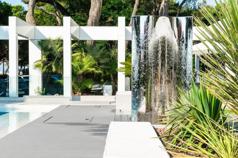 International Beach Hotel - image 20