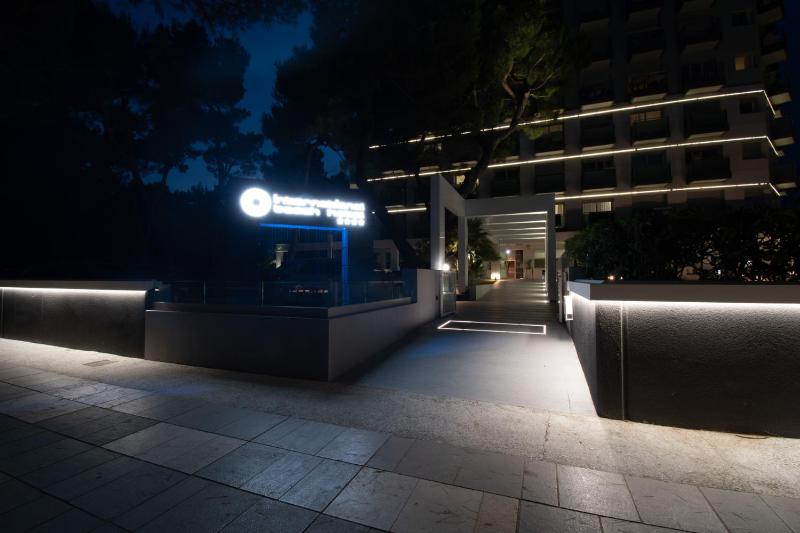 International Beach Hotel - image 12