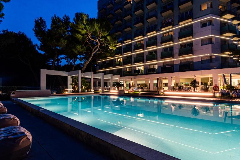 International Beach Hotel - image 11