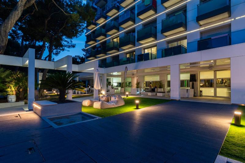 International Beach Hotel - image 40