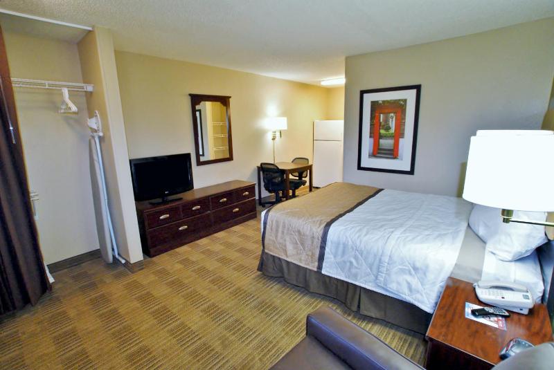 Queen Studio with One Queen Bed - Disability Access/Non-Smoking image 4