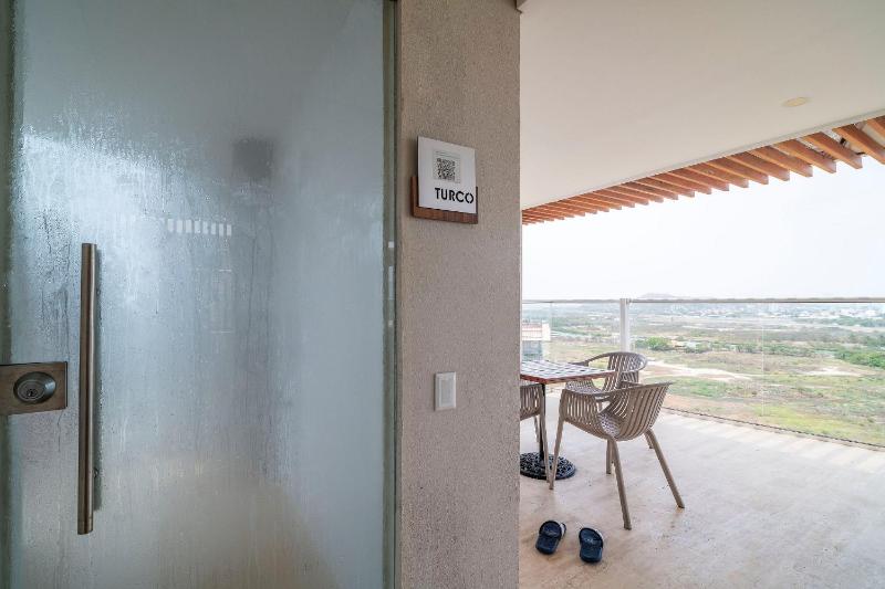 1 Bedroom with Jacuzzi. Sea and Swamp View - image 11