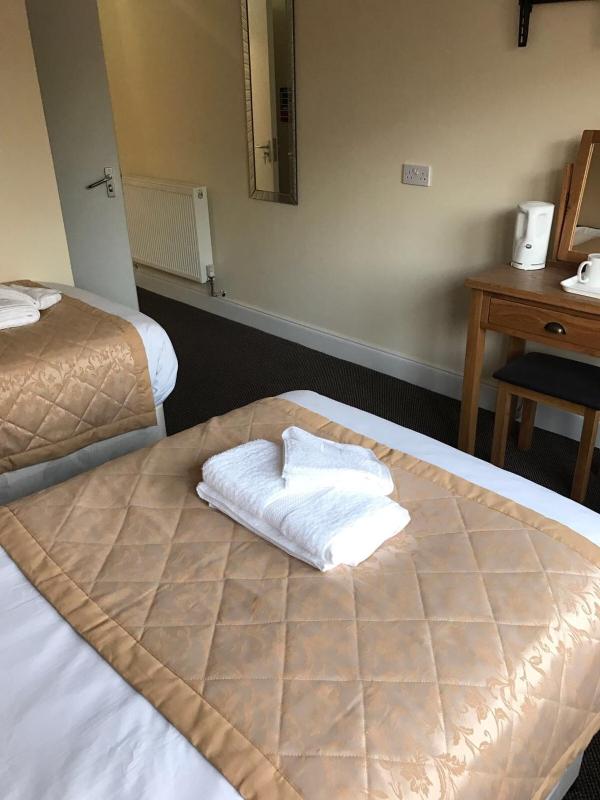 Twin Room image 2