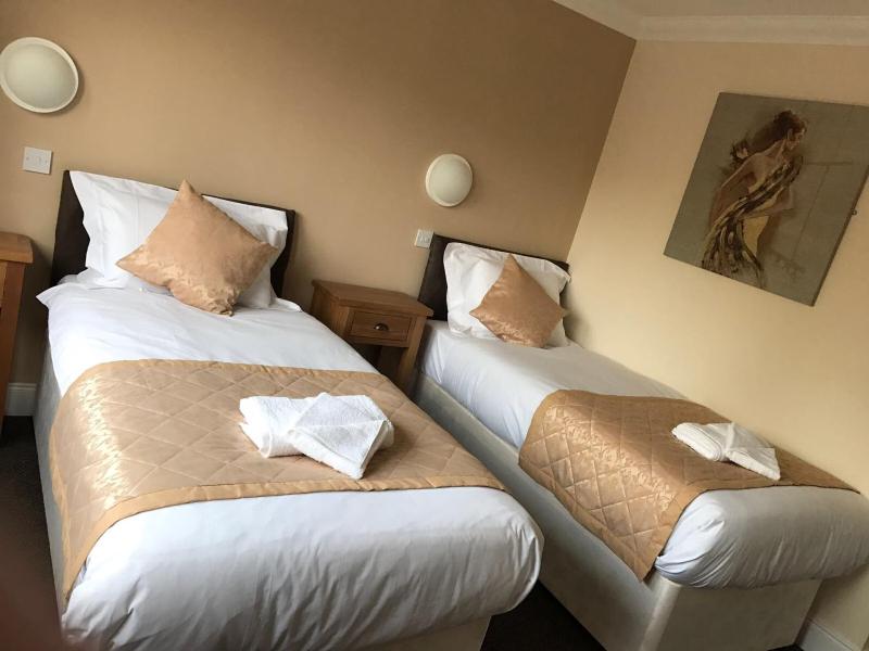 Twin Room image 3