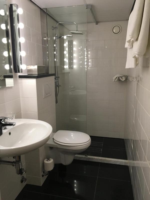 Standard Twin Room image 3