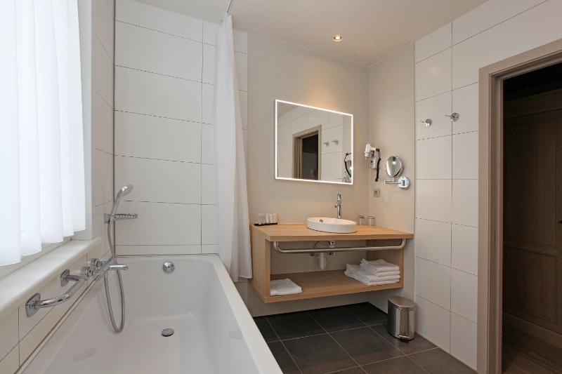 Deluxe Twin Room image 3