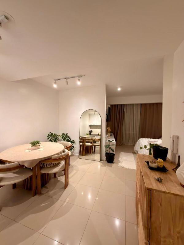 Spacious Modern apartment with a relaxed vibe - image 16