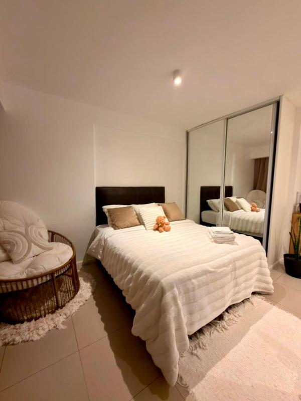 Spacious Modern apartment with a relaxed vibe - image 9