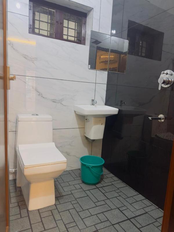 Vincis Luxury AC room very near Guruvayoor Temple - image 2