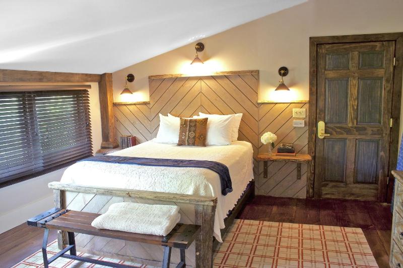 Standard Queen Room image 1