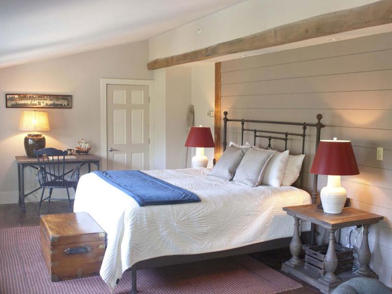 Deluxe King Room image 4