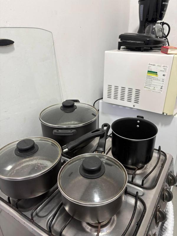 Hospedagem Deoli - suítes cozinha compacta - image 20