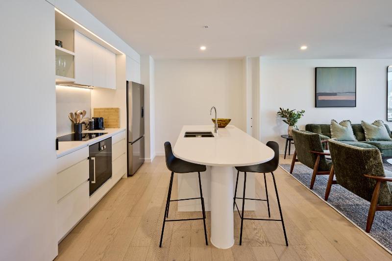 Central Te Aro 2BR with Balcony & City Views - image 9