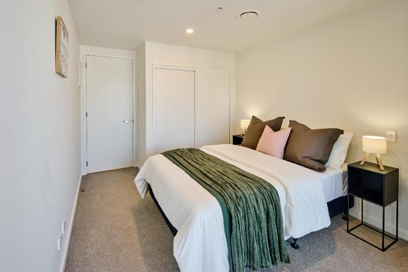 Central Te Aro 2BR with Balcony & City Views - image 7
