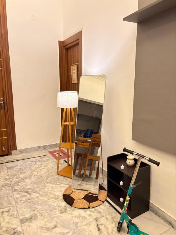 Cozy Room near Anand Vihar - image 4