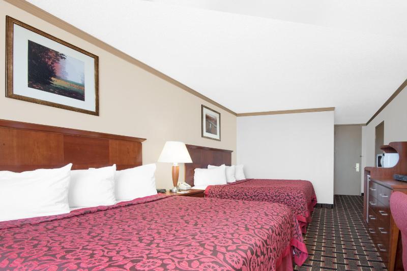 Deluxe Queen Room - Disability Access/Non-Smoking image 3