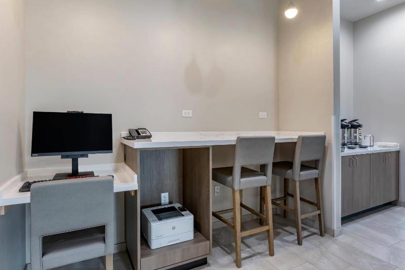 Comfort Suites Scottsdale Talking Stick Entertainment District - image 41
