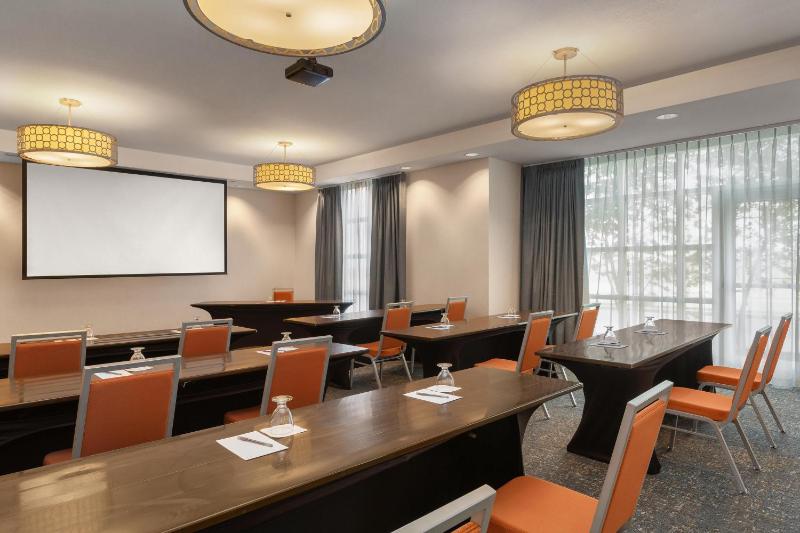 Hampton Inn by Hilton Calgary Airport North - image 7
