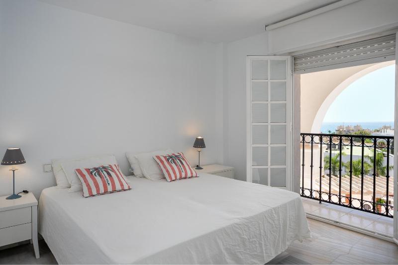 Los Arcos Beach Apartments - image 11