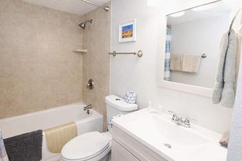 2BR Half Block to Beach Garage Heated Pool apts - image 13