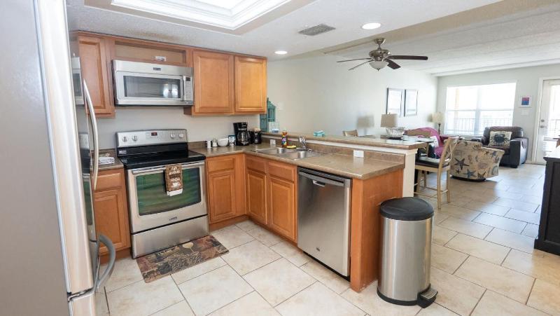 2BR Half Block to Beach Garage Heated Pool apts - image 2
