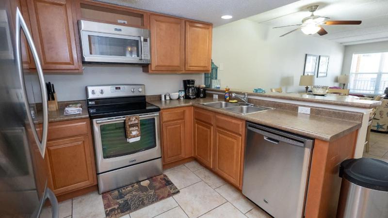 2BR Half Block to Beach Garage Heated Pool apts - image 9