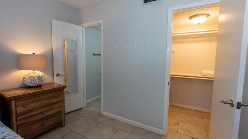 2BR Half Block to Beach Garage Heated Pool apts - image 16