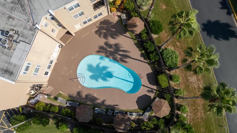 2BR Half Block to Beach Garage Heated Pool apts - image 3
