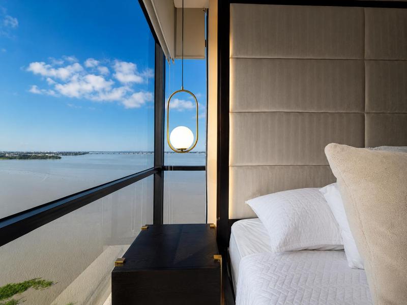 Suite Esquinera con Vista al Rio Puerto Santa Ana Guayaquil - image 3