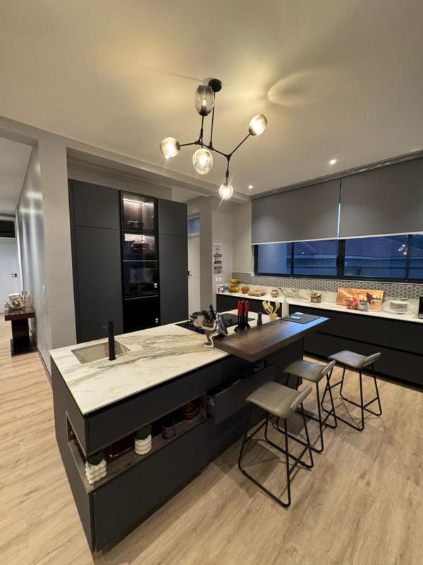 Arlington Estate - Modern Luxury Villa with Gym Bar & Lounge in a Secure Gated Estate Next to the Airport - image 11