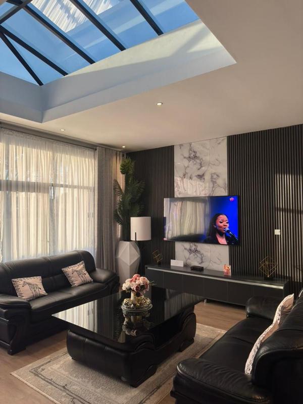 Arlington Estate - Modern Luxury Villa with Gym Bar & Lounge in a Secure Gated Estate Next to the Airport - image 10