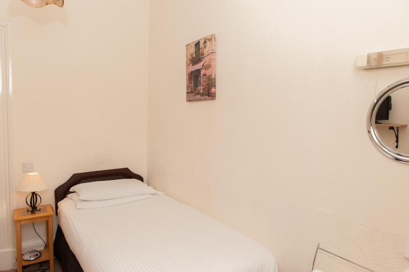 Single Room with Shared Bathroom image 4